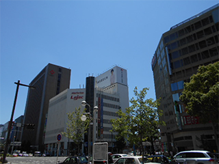 笹島交差点を超え左の高めの茶色い<br />
ビルまでが開発予定地です！
